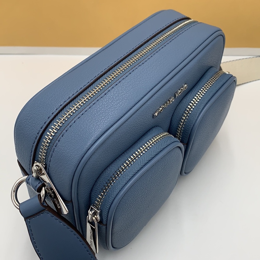 Michael Kors Jet Set Md Leather
Crossbody Bag with Case for Apple
AirPods Pro - Picture 7 of 16